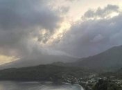 Разрушает все на своем пути: на Карибах продолжает извергаться "взрывной" вулкан (видео)