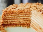 Торт "Медовик" з горіхами