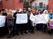 Во Львове забросали яйцами территорию генконсульства РФ