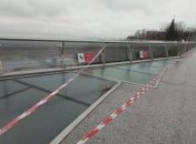 В Киеве задержали вандала, разбившего стекла на "мосту Кличко": мужчина объяснил свой поступок (фото)