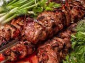 На пиві, кефірі та соєвому соусі: 8 рецептів, як смачно замаринувати м'ясо для шашлику (інфографіка)