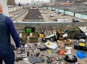 У гаражі у харків'янина знайшли цілий арсенал зброї: фото з місця подій вражають