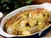 Пикантный хек с овощами в сметане