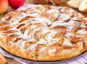 Рецепт дня: лінива яблучна шарлотка (Відео)