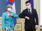 В масках, без рукопожатий: Зеленский провел встречу с послами трех стран (Фото)