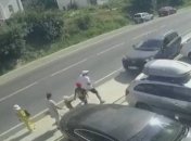 Уснул за рулем: в России авто на полном ходу вылетело на тротуар и сбило шесть человек, момент ДТП попал на видео