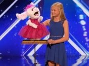 Сеть без ума от выступления девочки, которая поет с закрытыми губами (Видео)