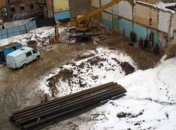 Активисты снесли строительный забор в Десятинном переулке 