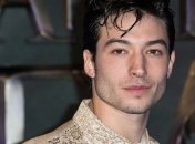 Совсем распустился: Эзра Миллер снова удивил эксцентричным образом 