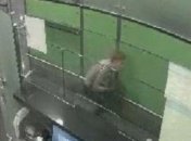 На корточках: киевлянин пытался проникнуть в самолет на Нью-Йорк (Видео)