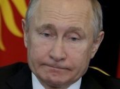 Такой здоровый, подвинься: Путин рукой отодвинул охранника (Видео)