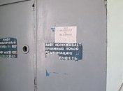 Беременная женщина застряла в лифте и там же родила