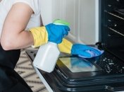 Впоратися з брудом у духові допоможе нашатир