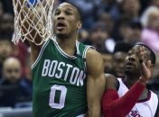 НБА требует от игроков слушать гимн США стоя