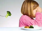 Исследование: дети не растут лучше, если их заставляют есть