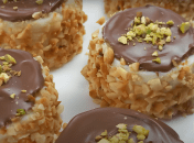 Такие ореховые пирожные легко готовятся