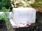 В Мюнхене на могиле Бандеры освятили новый крест