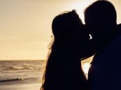 Секс в масках и без поцелуев: доктора дали рекомендации для свиданий в пандемию