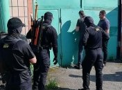 Криминальное СТО: на Ровенщине у мужчины обнаружили гранатомет, гранаты, янтарь и похищенный Range Rover