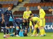 Футболисты оказывают помощь судье