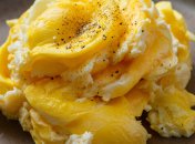 Скрембл получаются очень пышным и нежным (изображение создано с помощью ИИ)