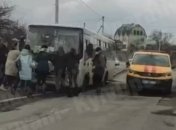 "Сел на пузо", объезжая ямы: пассажирам пришлось всем салоном толкать маршрутку под Киевом (видео)