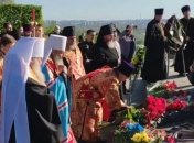 Политические вопросы и в толпе всего пара бабушек в масках: как празднуют 9 мая в Киеве (видео)