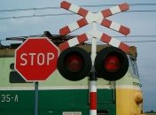 В Киеве нарушение правил на ж/д переезде едва не стоило водителю жизни 