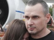 "Вторую стоит купить": украинские актеры зачитали отрывки нового романа Сенцова 