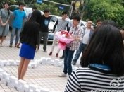 Китаец сделал предложение девушке с помощью 99 смартфонов iPhone 6