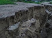 Це не землетрус: в російському місті розверзлися гігантські тріщини і спливають трупи (фото, відео)