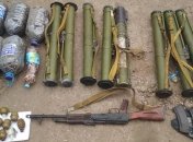На Донбассе обнаружен крупный схрон с гранатометами и взрывчаткой 