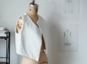 Як і з чим носити жилет влітку 2023 — фото