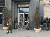 Официальные лица покинули отель "Казацкий", активисты остались