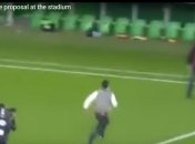 Парень оригинально отказался жениться во время футбольного матча (Видео)