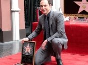 Звезда сериала "Теория большого взрыва" получил звезду на Аллее славы. Фото