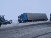 Застрявшие грузовики и перекрытие трассы: что происходит на дорогах Украины (фото, видео)