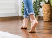 Как проверить, чист ли пол в гостиничном номере?