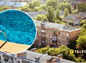 У Херсоні у дворі серед багатоповерхівок стоїть басейн