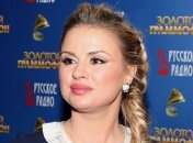 Анна Семенович, в который раз продемонстрировала свою пышную грудь 