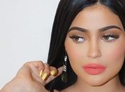 Кайли Дженнер показала снимок, где ее губы выглядят более натурально