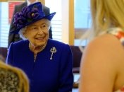 Эффектный синий: Елизавета II продемонстрировала стильный образ на официальной встрече