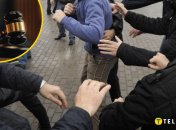 Пьяные мужчины напали на молодого человека