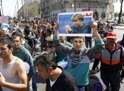 Сотни беженцев пошли на Германию с портретами Меркель