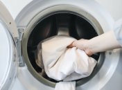 Чтобы вывести пятна от пота, сгодится обычное моющее средство для посуды