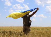 Воїн ЗСУ з прапором України