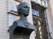 В Киеве украли бронзовый бюст Леси Украинки