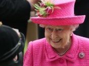 Королева Елизавета II всегда красит ногти только одним цветом 