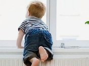 До мурашек: видео спасения упавшего из окна ребенка покорило сеть