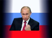 Володимир Путін на тлі триколору